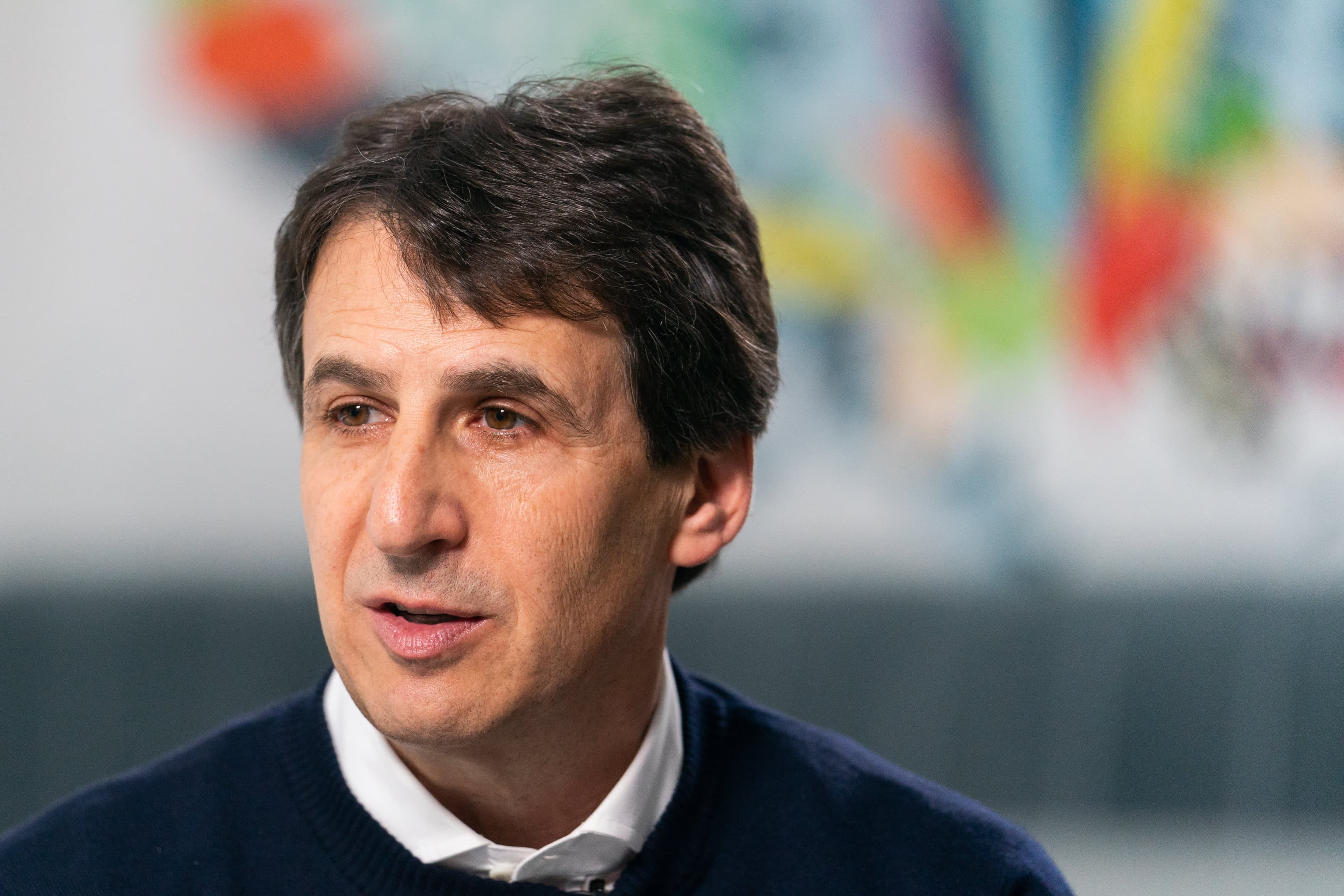 Apollo CEO Warns of Market Correction, Eyes Defensive Positioning