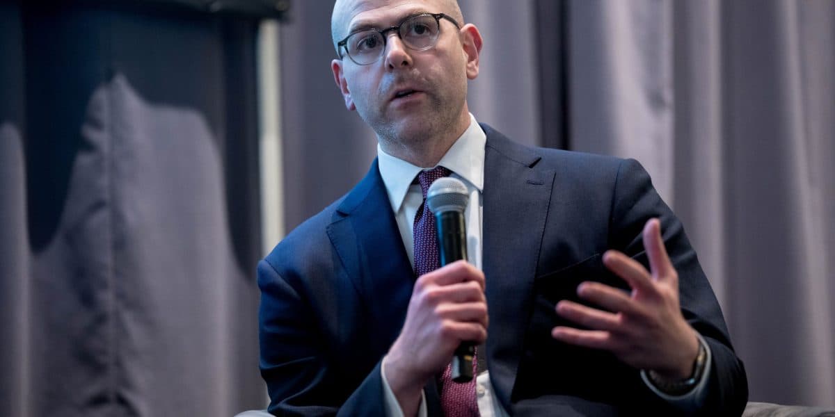 Fed Governor Miran Steps Down as Warsh Takes Chair