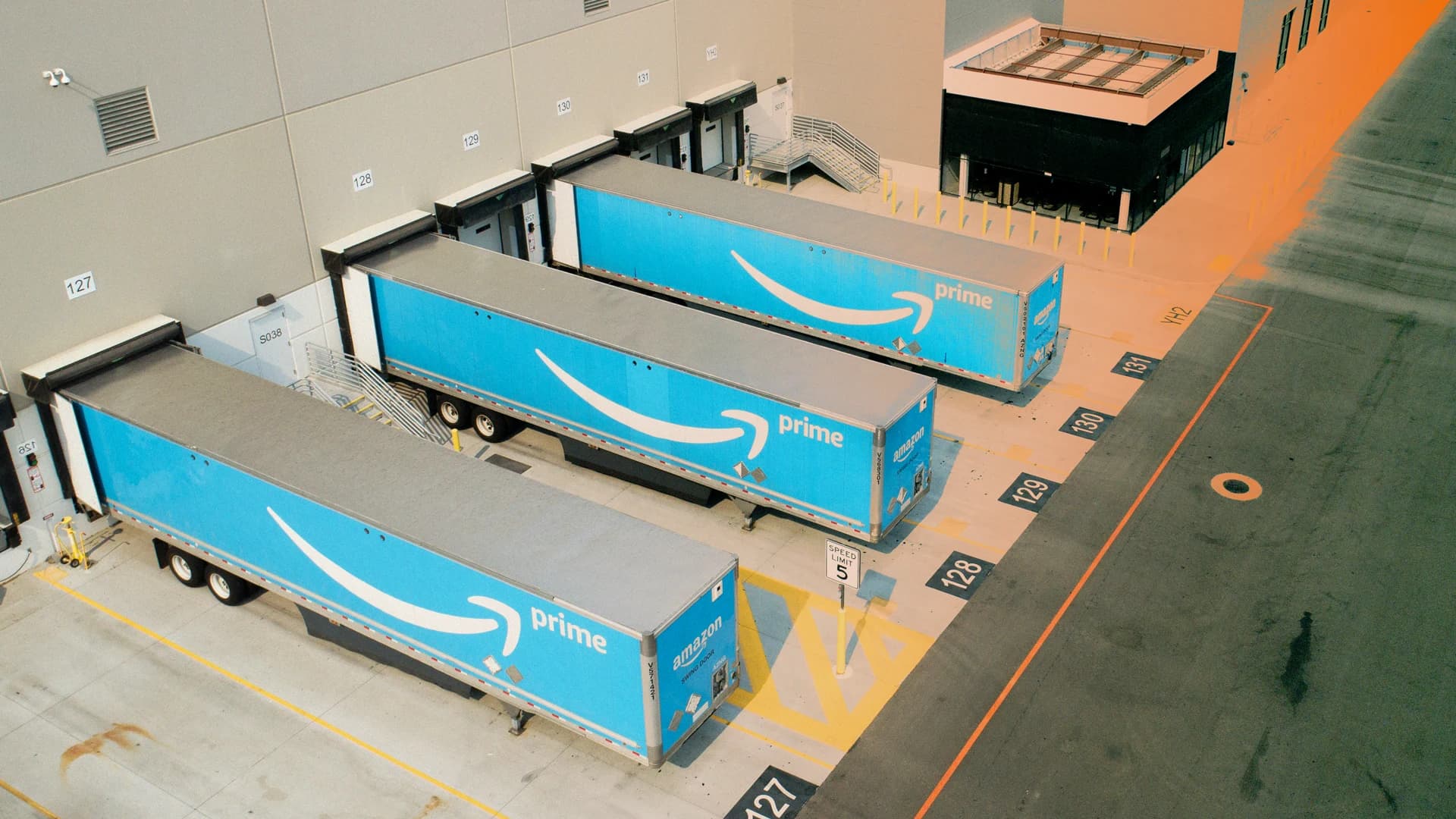 Amazon Opens Delivery Network to Rivals, Reshaping Shipping Industry