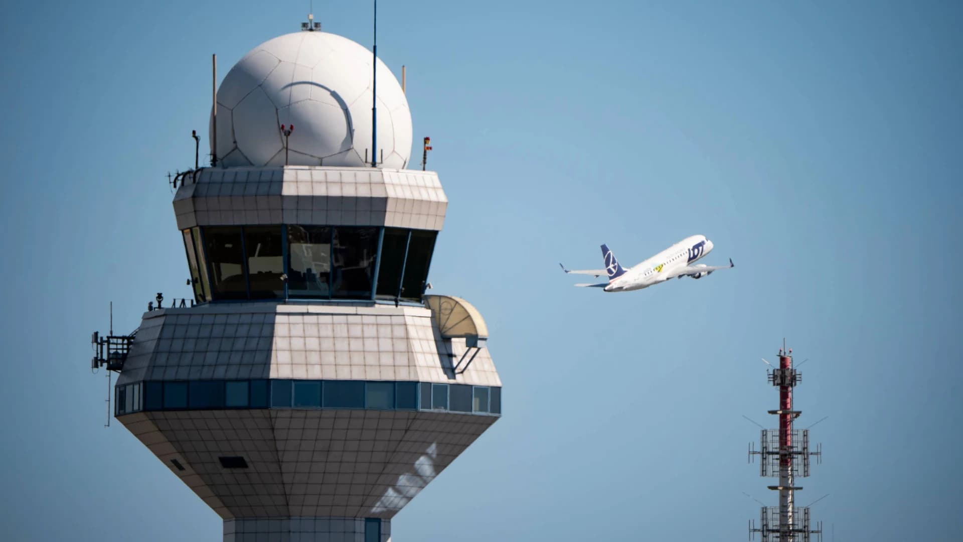FAA Cuts 2,000+ Air Traffic Controller Positions Amid Scheduling Overhaul