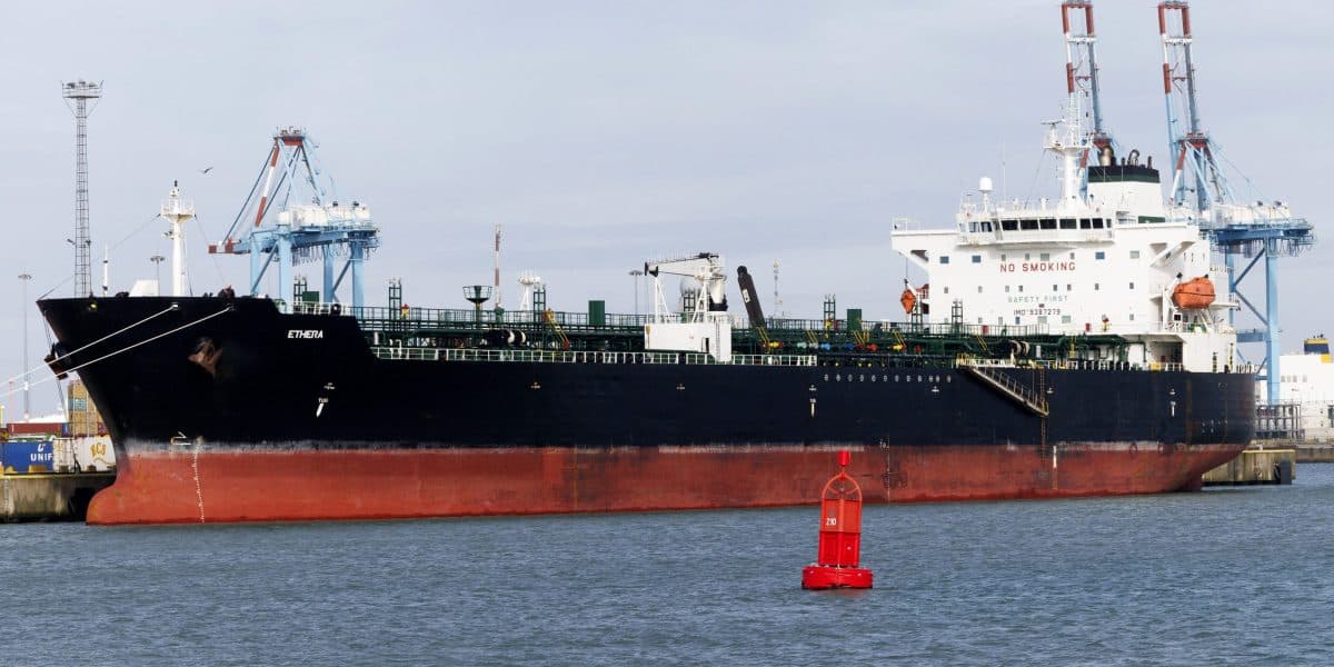 U.S. Ends Russia Oil Waiver as Global Energy Markets Tighten
