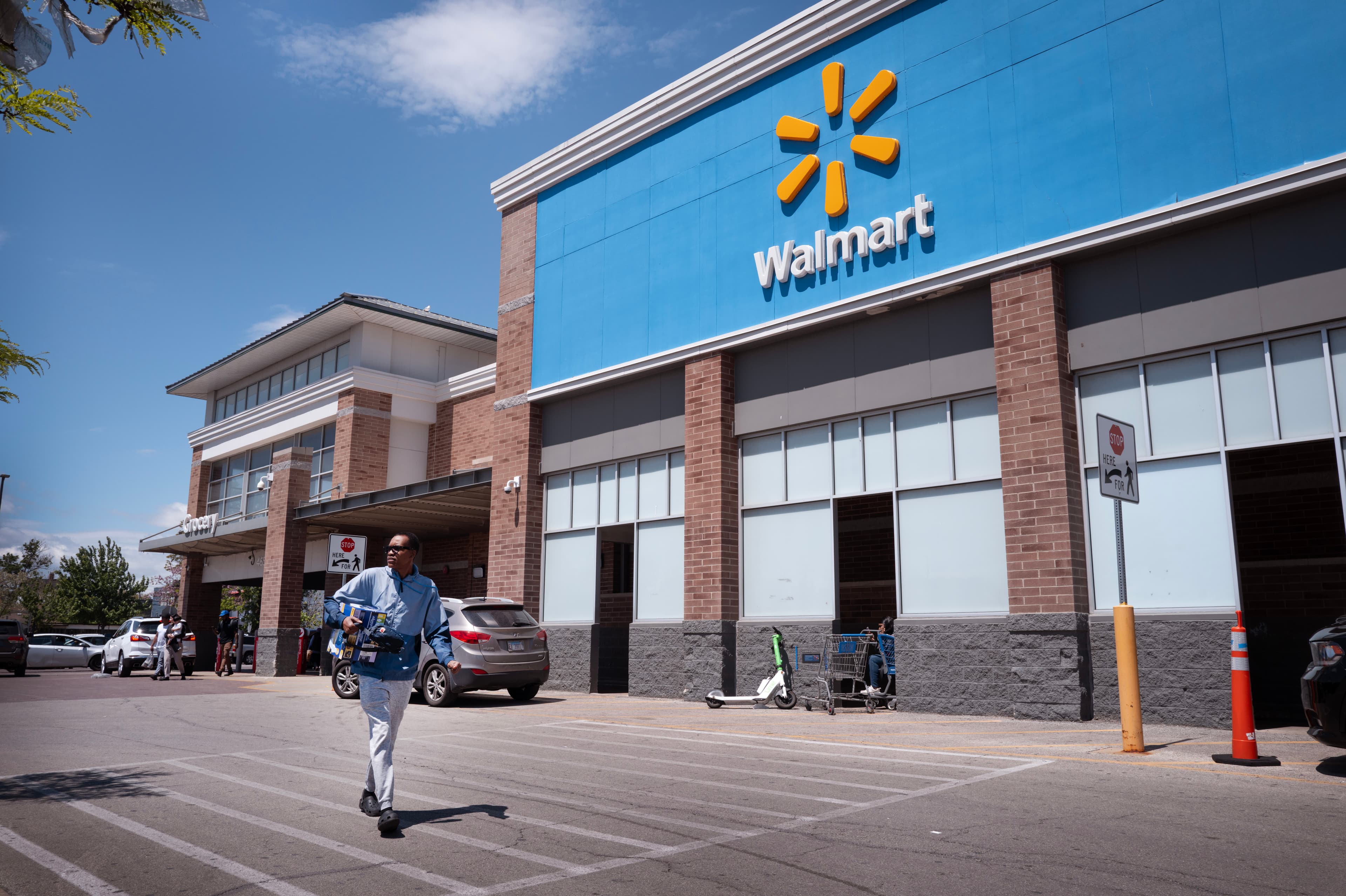 Walmart Cuts Outlook as Fuel Costs Squeeze Consumer Spending
