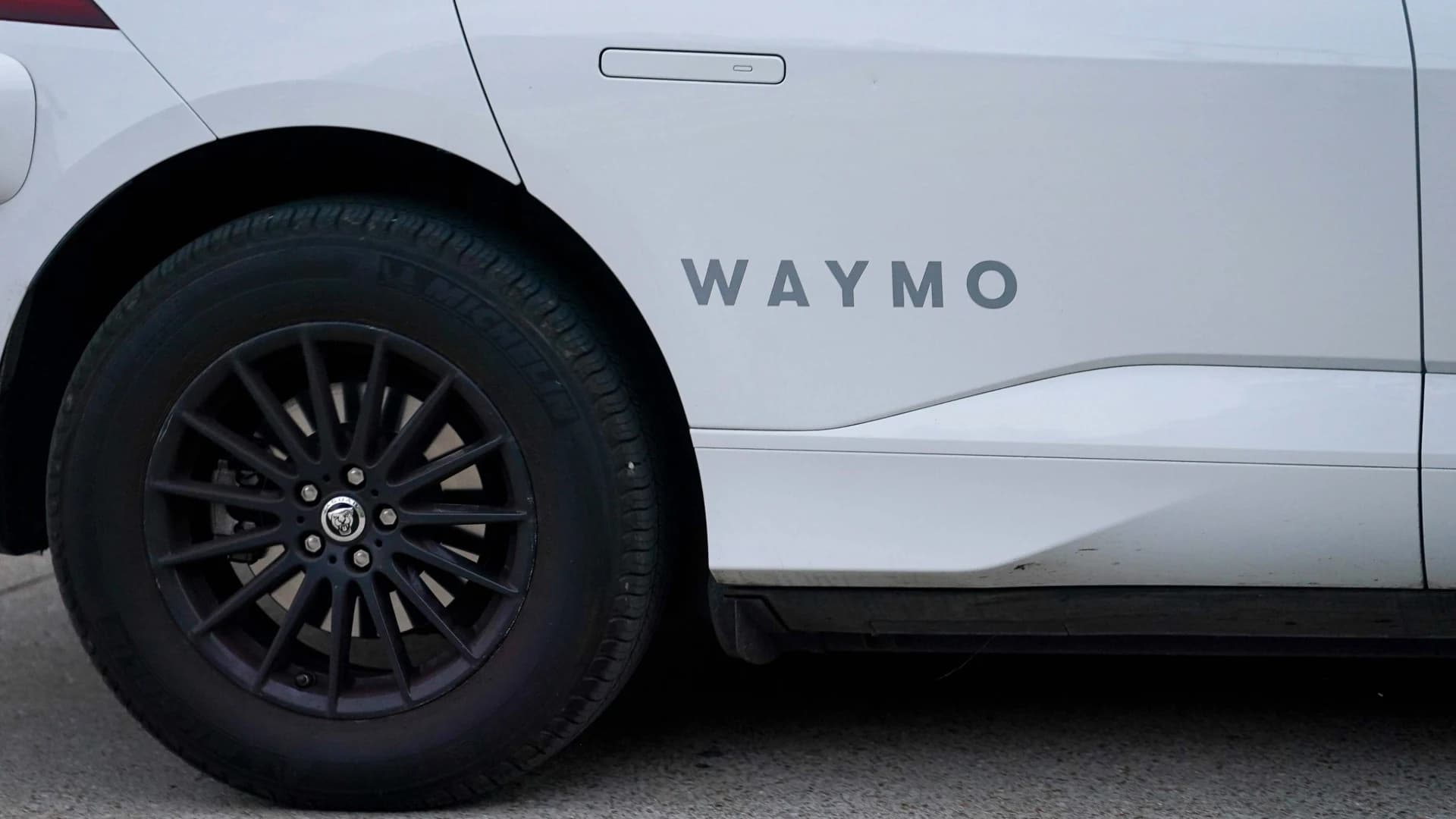 Waymo Pulls Robotaxis Off Highways Over Navigation Concerns