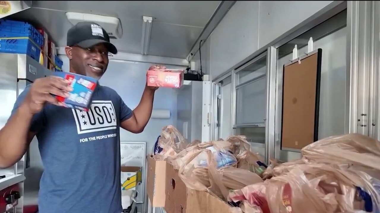 Kroger, USO Partner on Military Food Drive at Powers Ferry