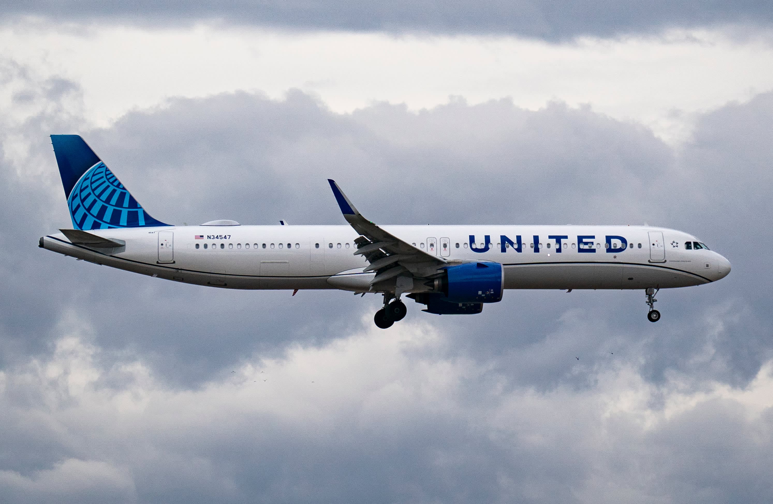 United Airlines Flight Attendants Win 31% Raise in Major Labor Deal